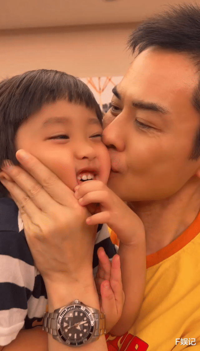 郑嘉颖|儿子在陈凯琳帮助下画出父子温馨画作 郑嘉颖高兴地亲吻儿子脸颊