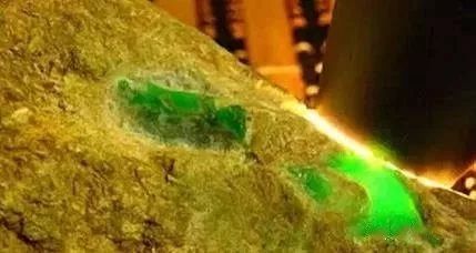 翡翠|【老帅翡翠】:翡翠赌石 ┃ 不弄清楚“皮、雾、肉”,怎么捡漏?