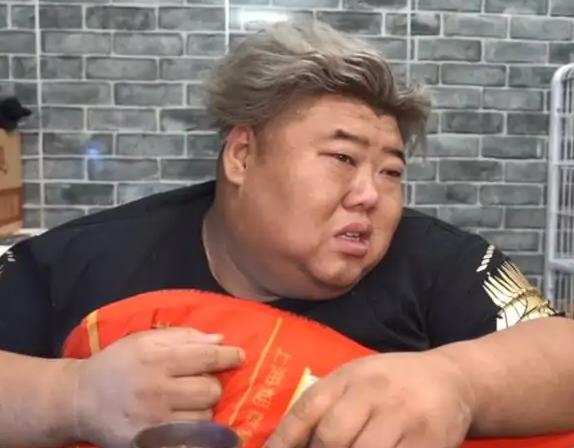 眼霜 网红胖猴仔“复胖”,血压变高体重回升,网友:越减越肥