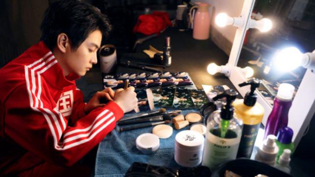 陈晓|力证与陈妍希感情稳定后，陈晓再晒帅照，穿中国红为粉丝签名