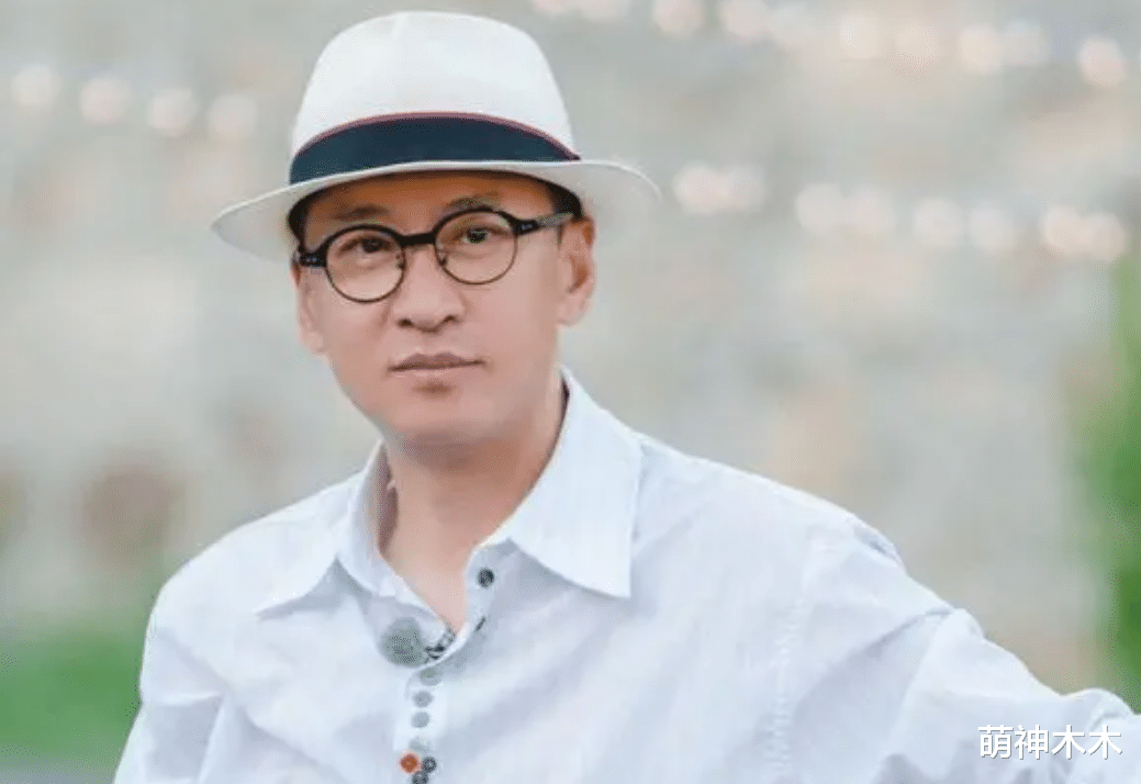 佟丽娅|52岁周杰绯闻不断，与两名女子聚餐被拍，牵手近身热聊似情侣