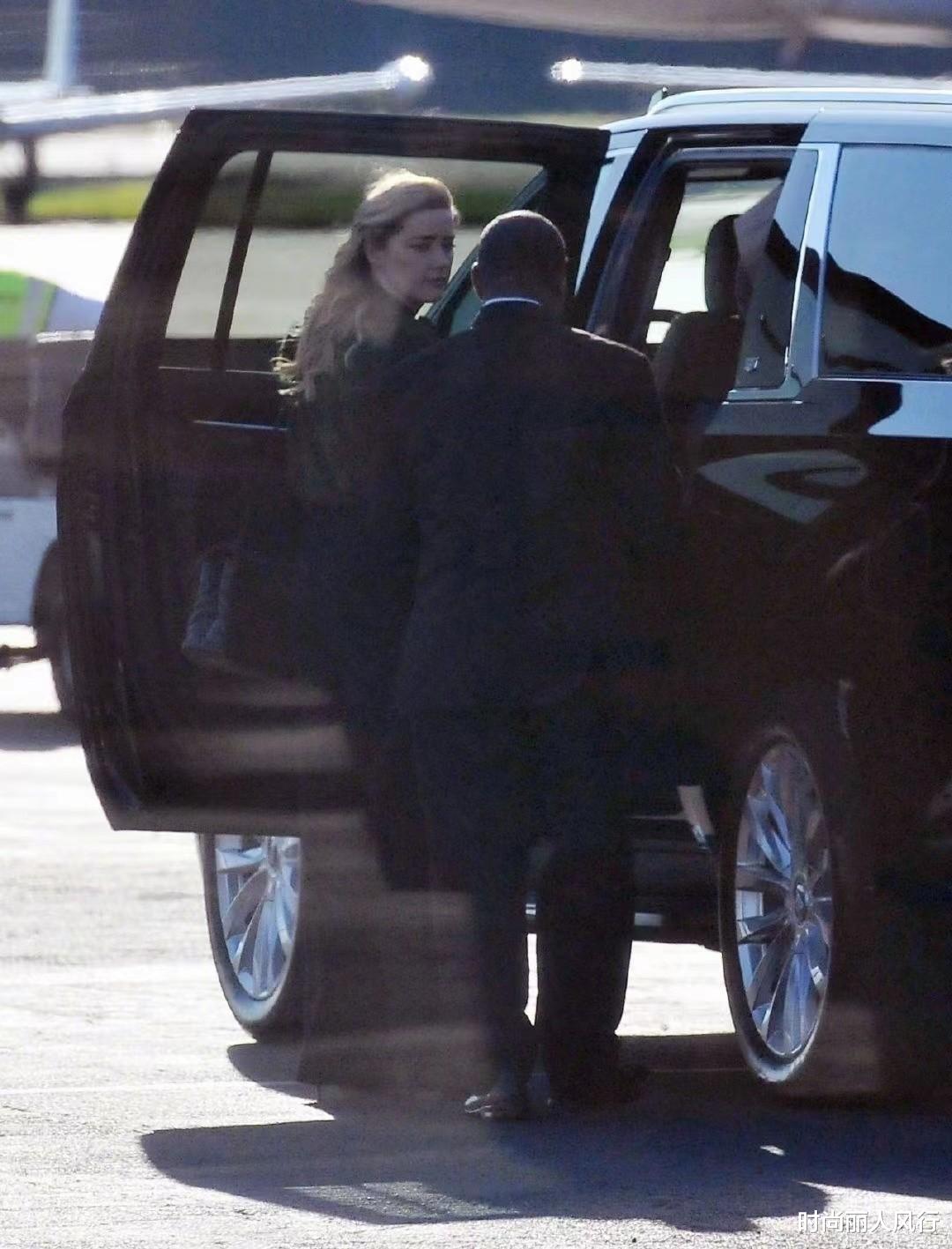 穿衣搭配|德普前妻“哭穷”被打脸！穿职场装乘私人飞机高调出行，太得意了