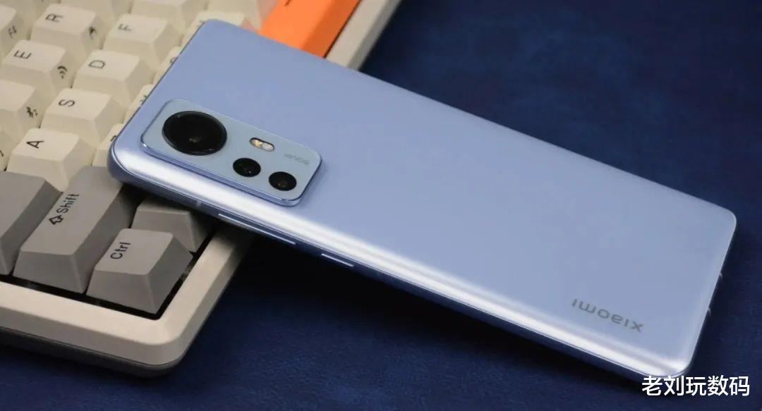 小屏|它是价格最低的小屏手机，各方面都是中上水准