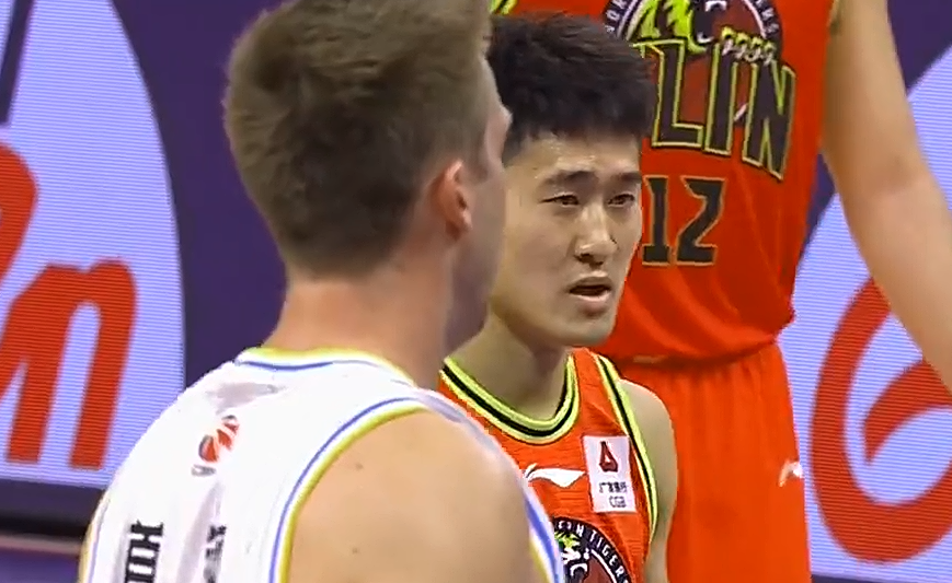 林书豪|杀疯了！林书豪5投5中飙11分2断，方硕3分钟3次犯规