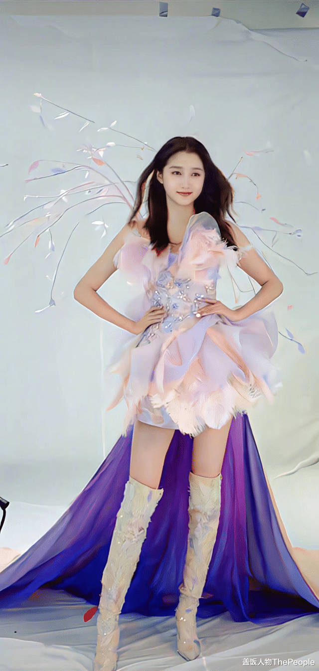 维多利亚的秘密|同样挥动着“翅膀”:有女星美若天仙、惊艳四座,有人像扑棱蛾子