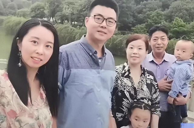 北海|太俏皮！田静弟弟晒奇奇搬砖视频，疑在内涵北海舅搬砖砸自己的脚