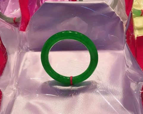 翡翠|为什么翡翠以绿为贵？