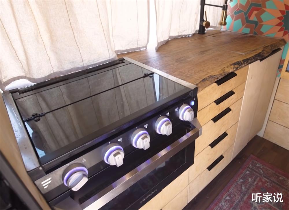 1家4口低价买下1994年旧车,把小巴车变成9㎡蜗居,开始流浪生活