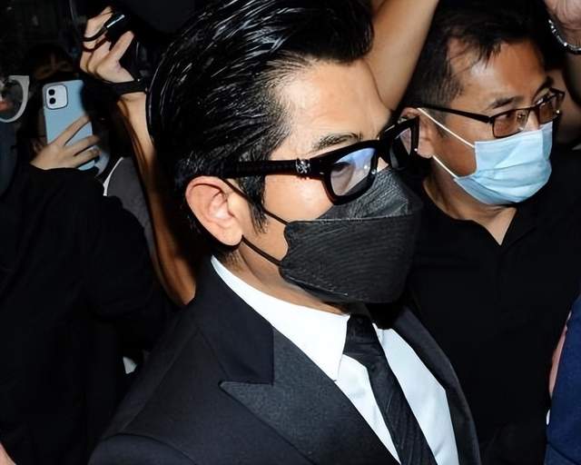 郭富城|经纪人小美父亲设灵,郭富城带妻女及岳母到场拜祭,透露会扶灵