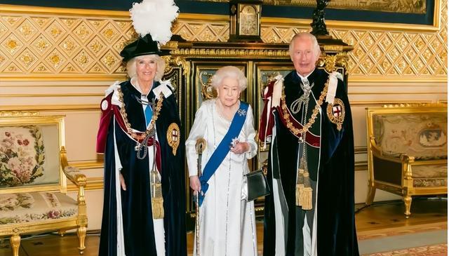 王储|96岁英女王，穿印花裙脖子前倾快90度，74岁查尔斯陪伴大儿媳缺席