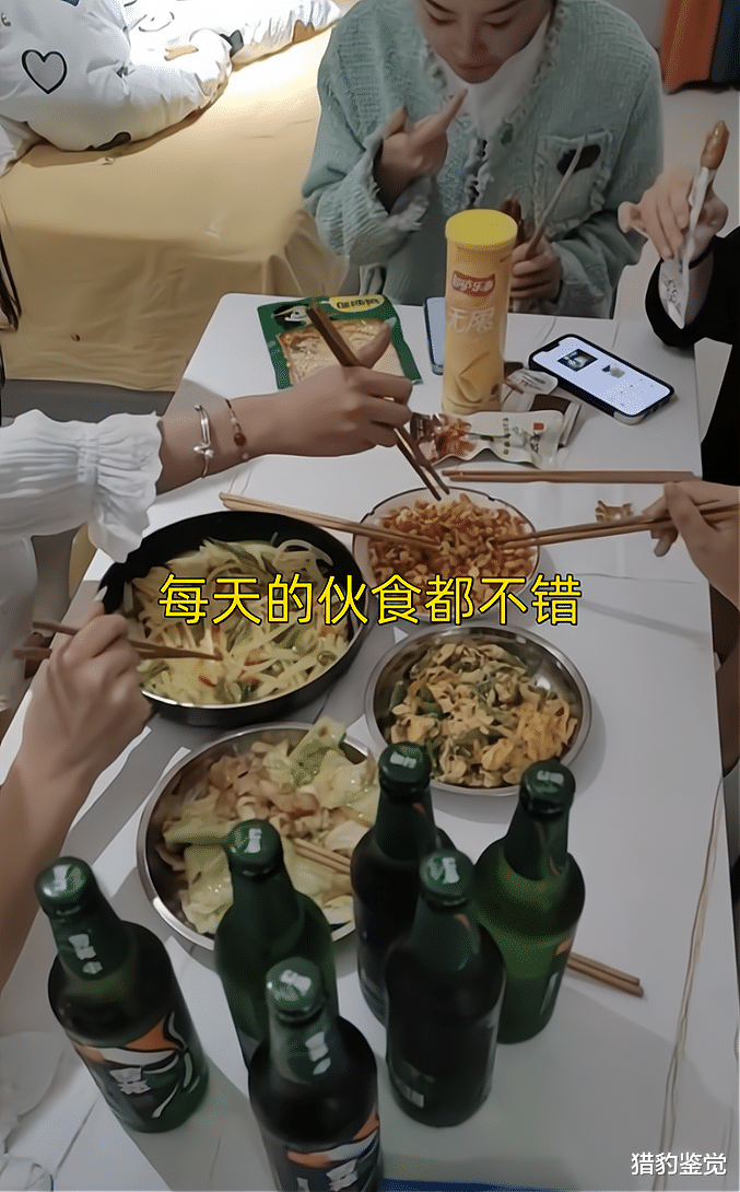 浙江男子被隔离,和7个女生住一起,有吃有喝好热闹,网友羡慕了
