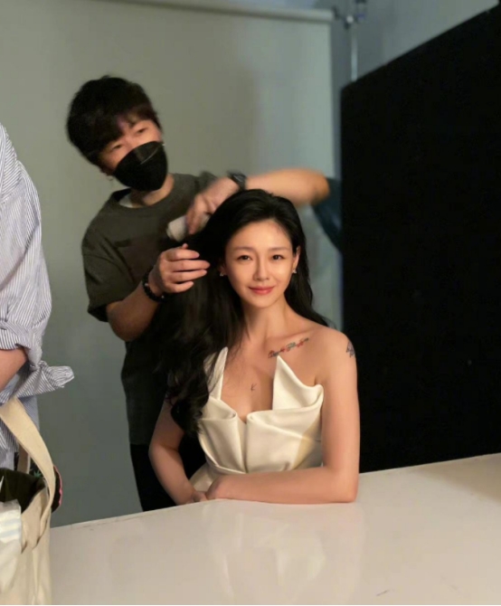 高跟鞋|45岁大S终于复工!二婚后纹身遍布疲态尽显,自夸为美容大王被嘲