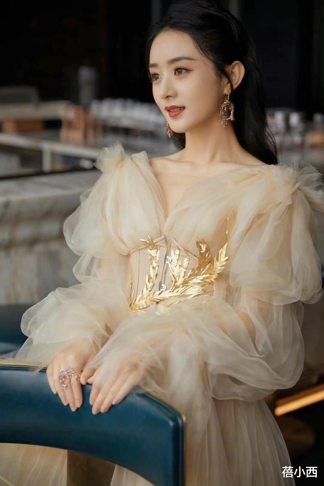 赵丽颖|赵丽颖真是“人间仙子”，一袭鎏金薄纱裙散发贵妇气质，气场开挂