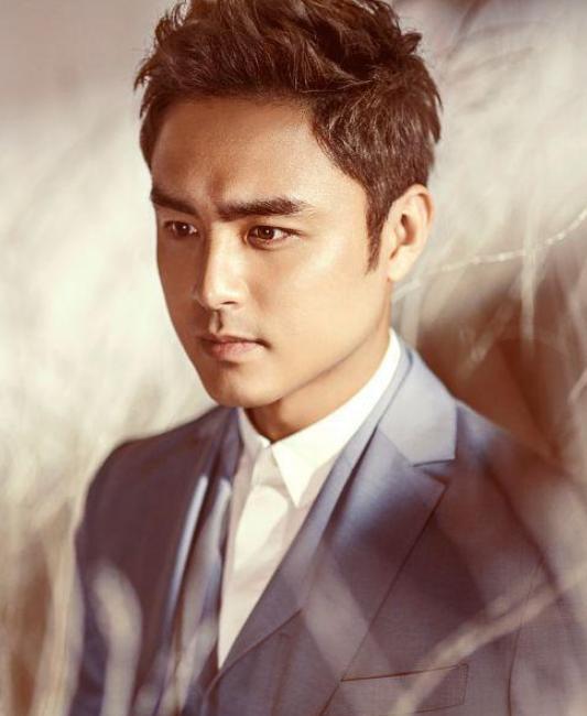 明道|明道带2岁儿子逛商场，穿着老态发福像大爷，和儿子手牵手好有爱