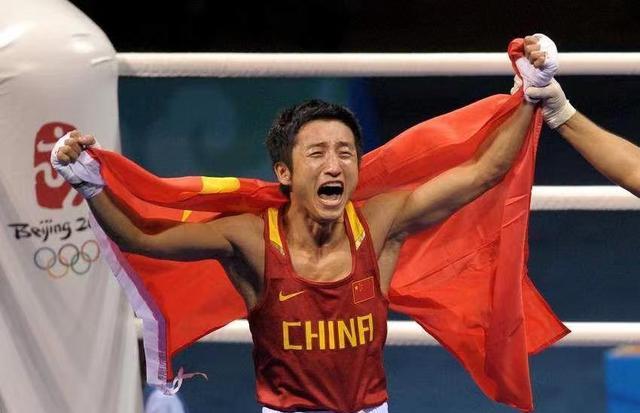 高跟鞋|一代“拳王”邹市明，退出体制走职业，打比赛赚了多少奖金？