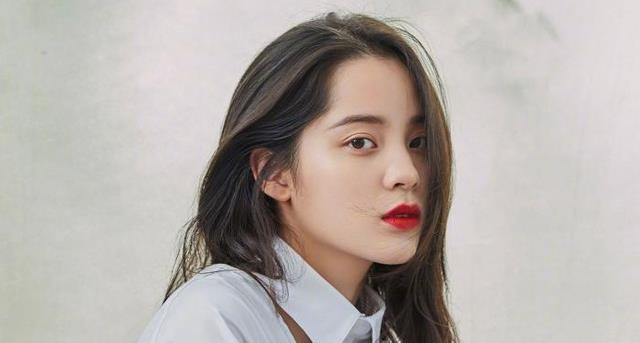 欧阳娜娜|欧阳娜娜逛商场被偶遇，路人缘很不错，网友：有颜值没演技