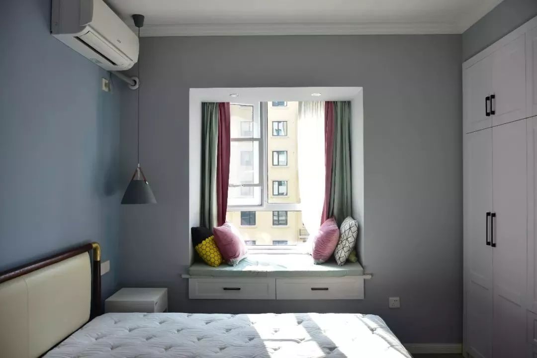 赖在飘窗里,看着窗外的美景,小户型也能惬意又悠闲