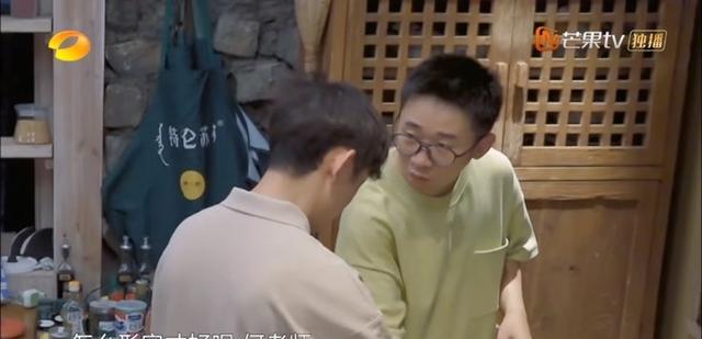 何炅|《向往的生活》杨迪说错一句话,何炅这样纠正他,弹幕满屏:绝了