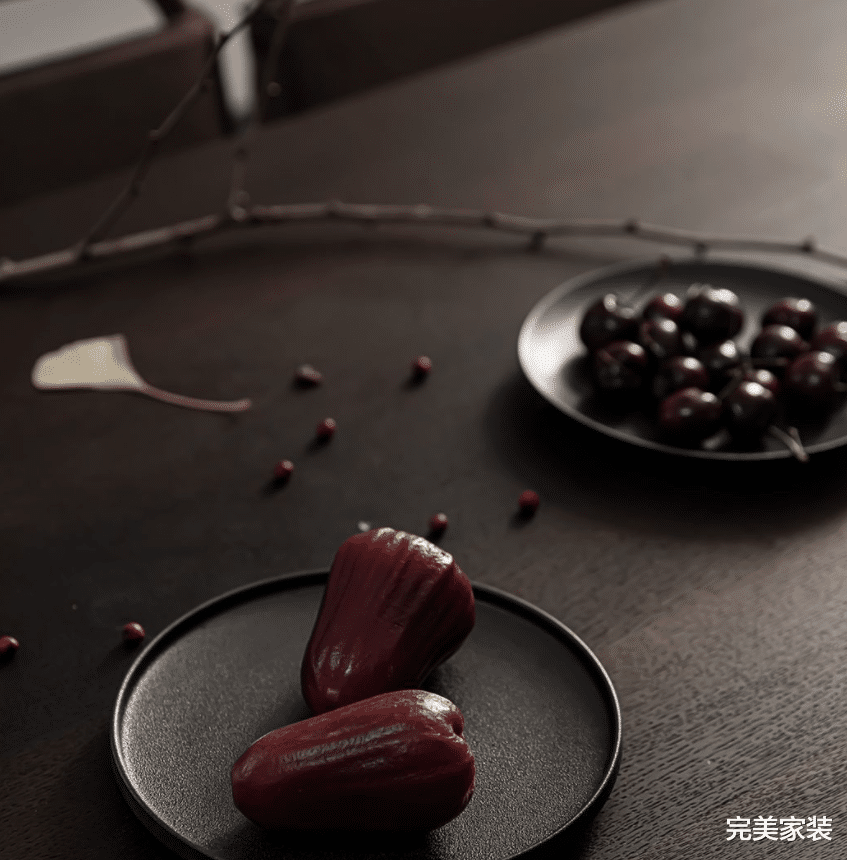 偏爱暗红色的一人居，享受这深不见五指的神秘感，真的好独特！