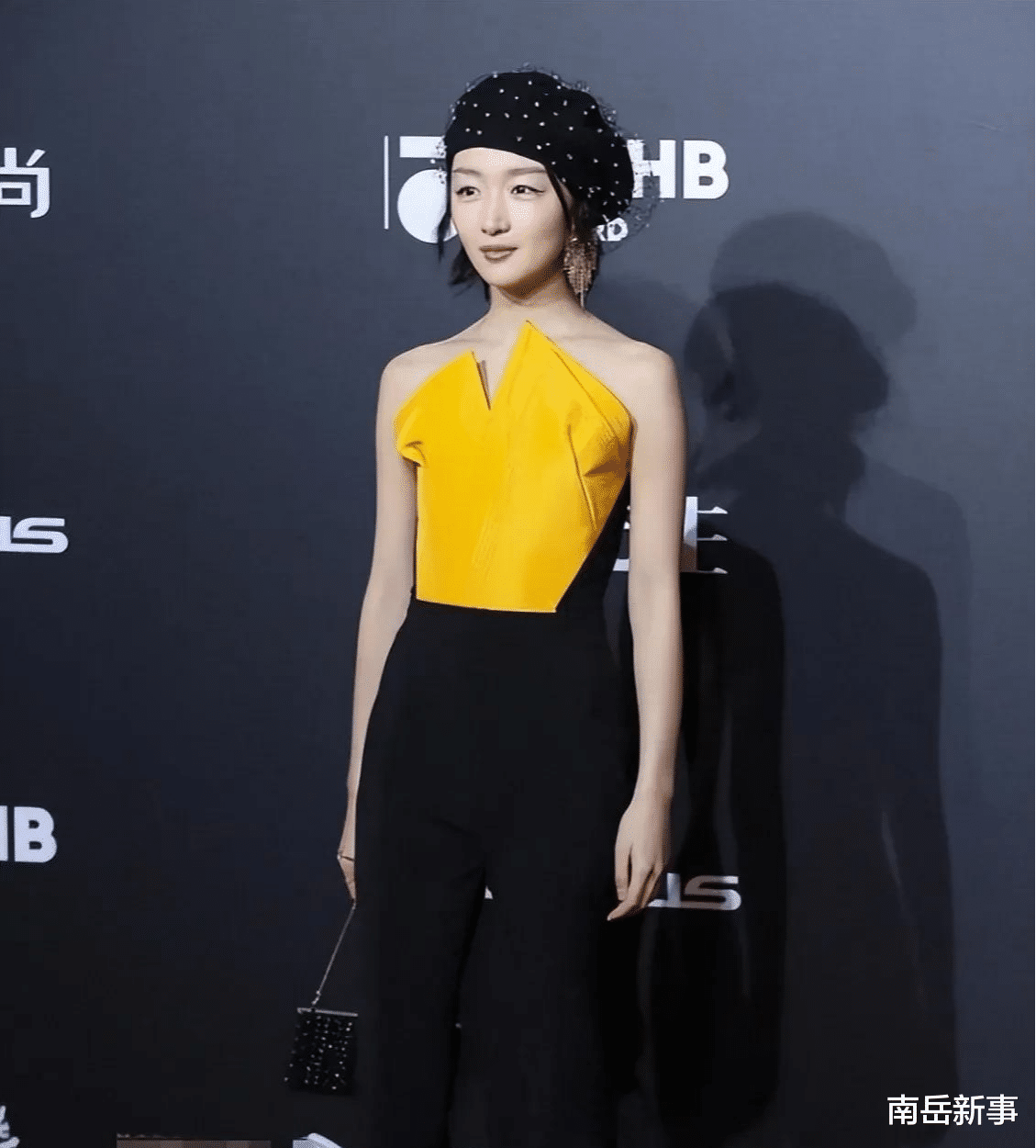 周冬雨|有种红毯尴尬叫“得罪造型师”,周冬雨过于幼稚,没有一点星味