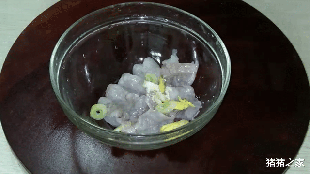 荔枝虾球的家常做法，颜值高味道好，外酥里嫩酸甜可口