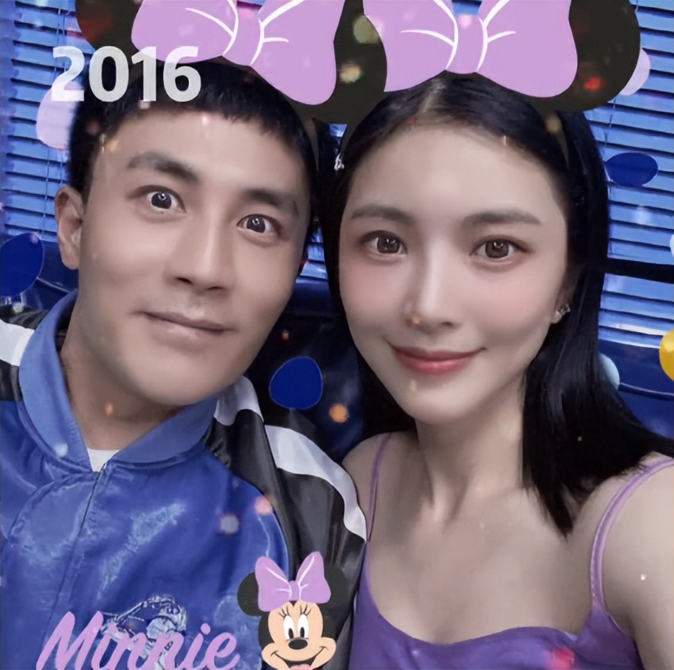 杜淳|王灿晒杜淳遛娃日常，亲吻女儿后脑勺，拿蒲扇为她驱蚊虫好接地气