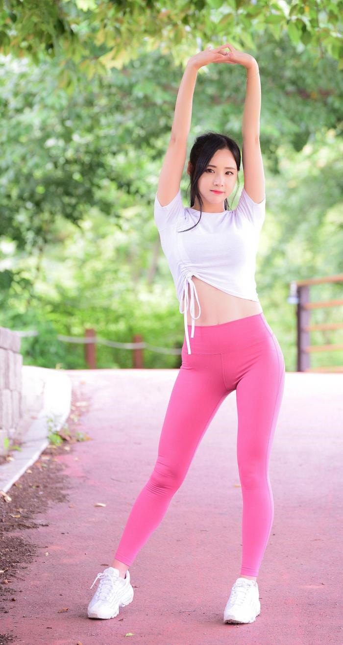 海带 穿一件抽绳装体恤搭配一条粉色瑜伽裤，徜徉林荫道上，尽情感受大自然的美好！