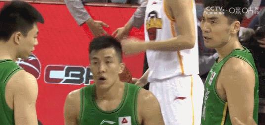 郭艾伦|郭艾伦被吹技术犯规，登顶榜首，裁判这次做得对，就不能惯着！