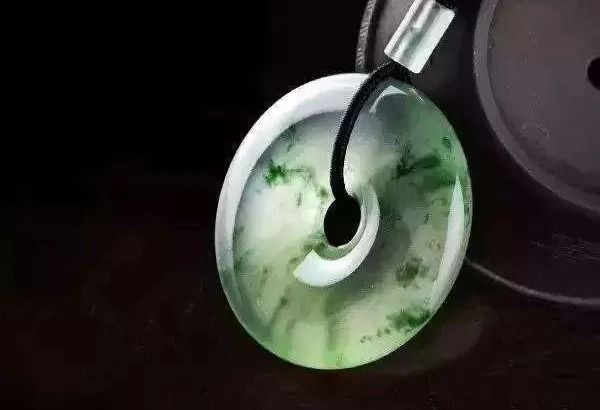 |翡翠飘花和飘绿有什么区别,哪种价值更高?