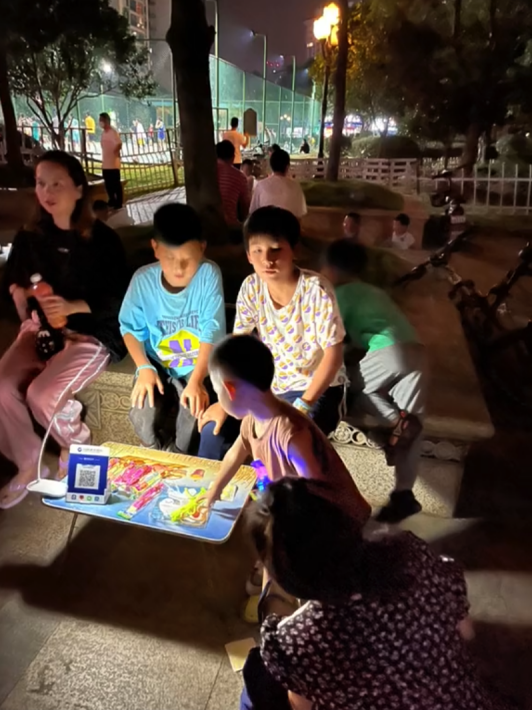 摆摊|初中生摆摊攒钱买自己的鱼竿:父母担心钓鱼影响学业,他主动提出靠自己挣钱