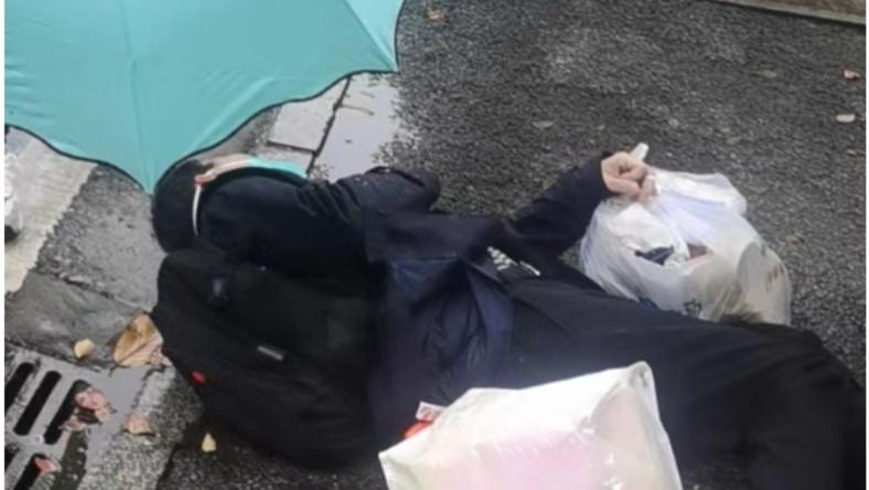 “撑伞市民”，讲述参与武汉街头救人故事：两位医生才是真英雄！还有一把伞想还