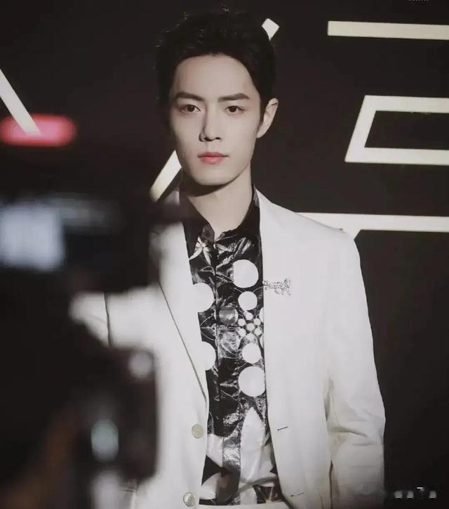 肖战|论发型对颜值的影响有多大？肖战从路人脸到男神相，女神秒变大妈