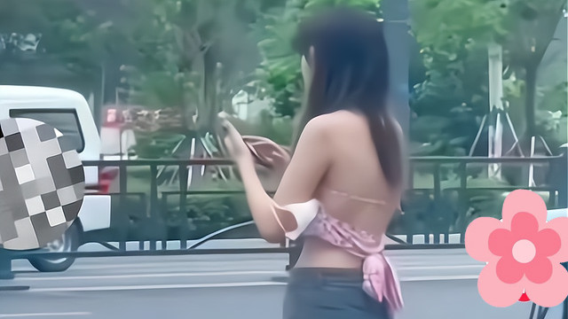 女子分手后精神恍惚，穿着清凉在马路上游荡，大喊我哪里不如她