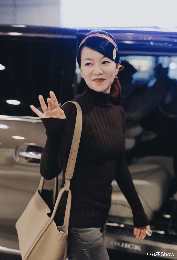 连衣裙 浪姐打卡!阿雅上班路透曝光,牛仔服配皮裤有点飒,短发显年龄了