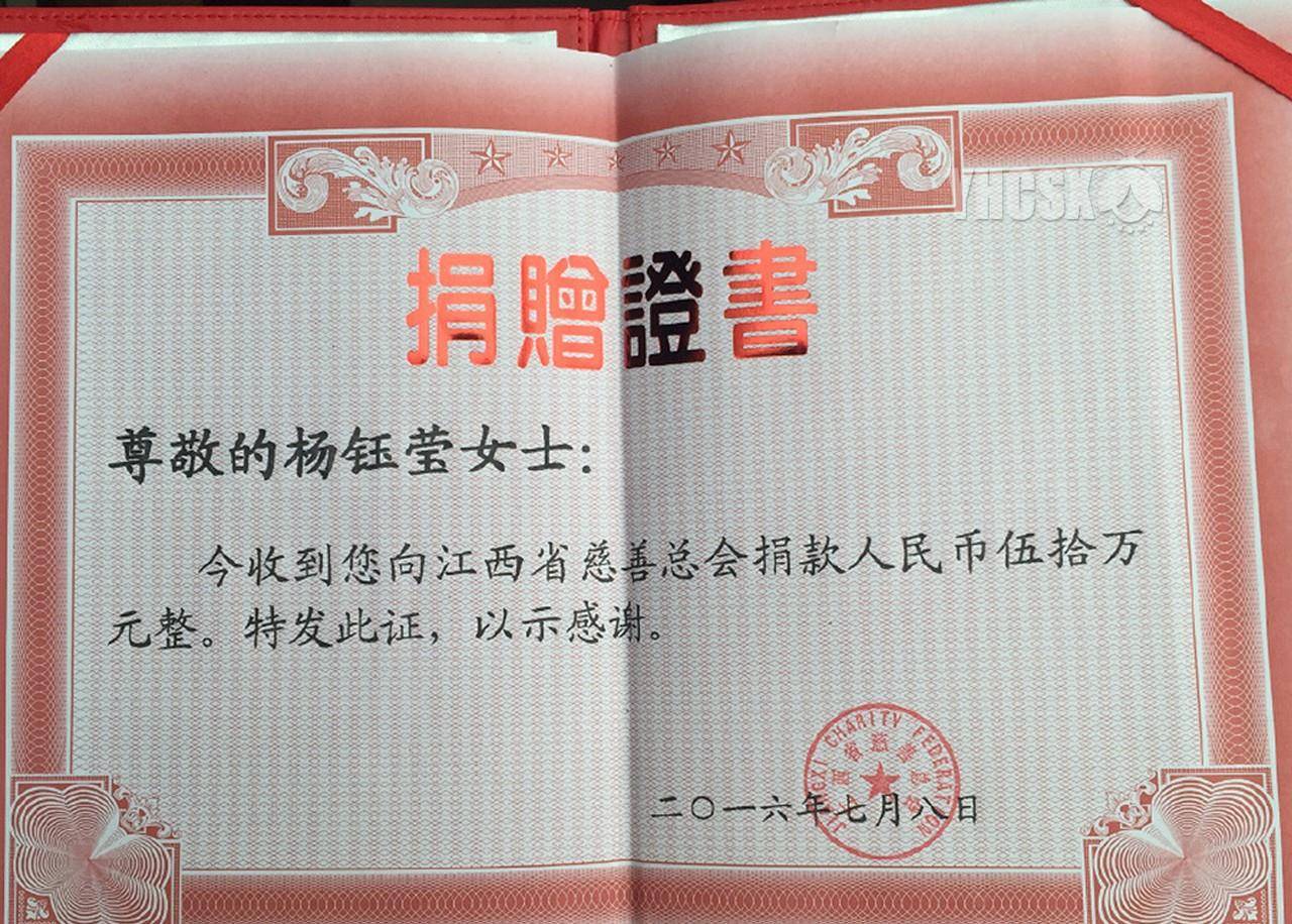 杨钰莹|杨钰莹现身乡镇商演,穿“蝴蝶裙”卖力表演,微胖身材很迷人