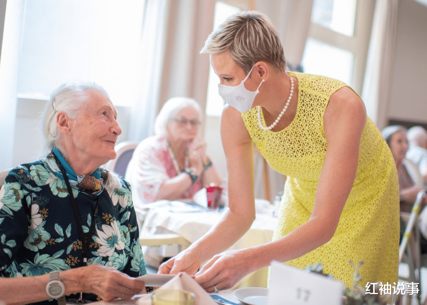 张天爱|44岁夏琳王妃长残了，砍袖礼服暴露身材短板，胳臂皮肤似老树皮