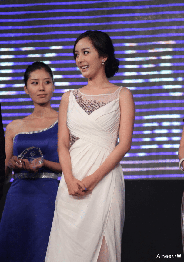 本以为杨幂身材够好了，看见穿“液体裙”的林心如，才知差别多大