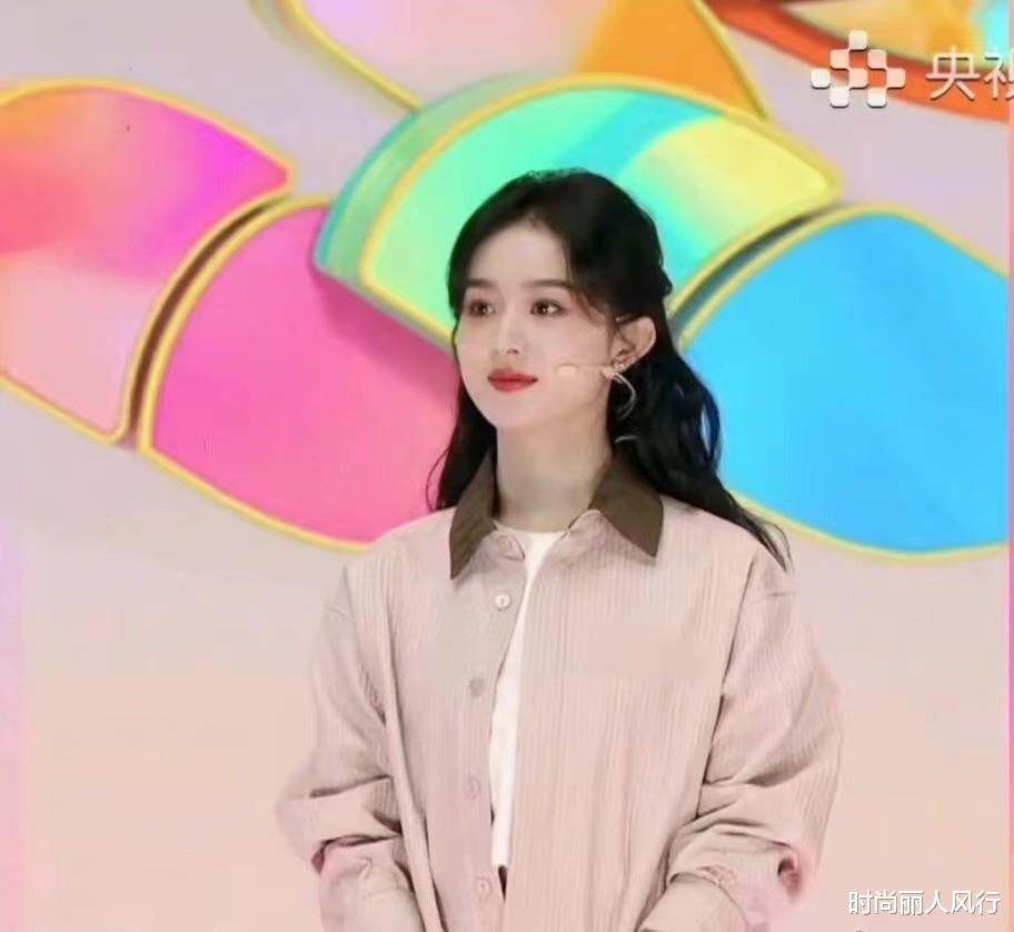 央视|赵丽颖亮相央视太嫩了！穿衬衣T恤嫩回高中生，脸肉嘟嘟的太可爱