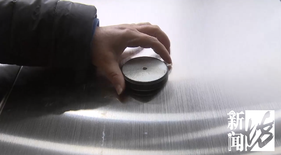 不锈钢能不能吸住吸铁石?居民看着新安装的电梯,慌了