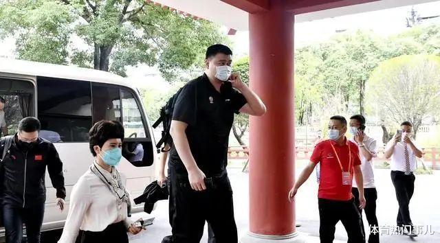 杏鲍菇 42岁姚明健康引担忧！亮相球赛体重至400斤，衣着宽松赘肉藏不住