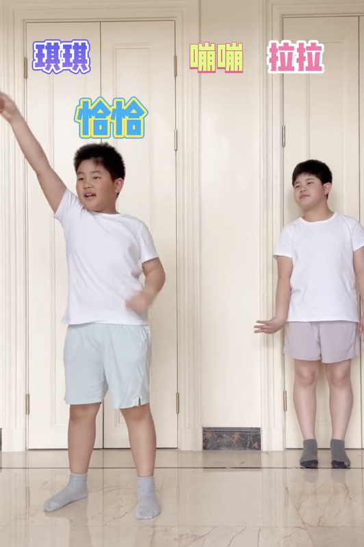 胡可|胡可晒儿子跳小鸡恰恰舞，安吉小鱼儿舞姿喜感，双双发福越长越像