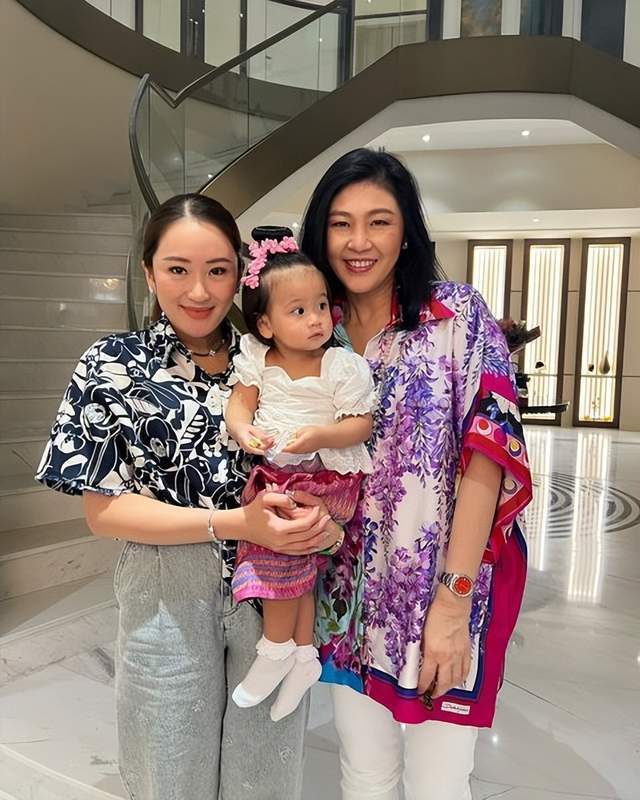 英拉过完生日后首亮相！穿飘带衬衫太美，当年和默克尔同框也稳赢