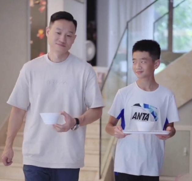 杨威13岁儿子到青春期!凌晨4点还玩手机,被爸妈罚跑12公里