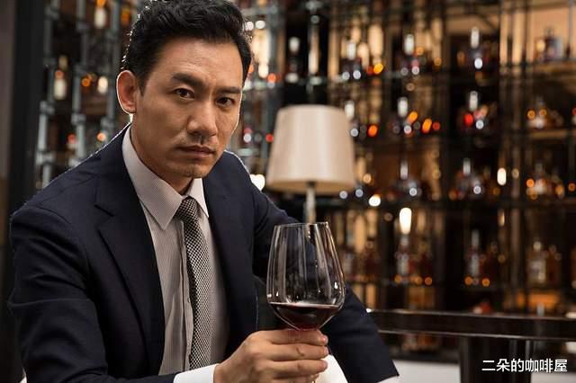 之前他目空一切,后来儿子出车祸,工厂垮台,人开始变得谦卑了