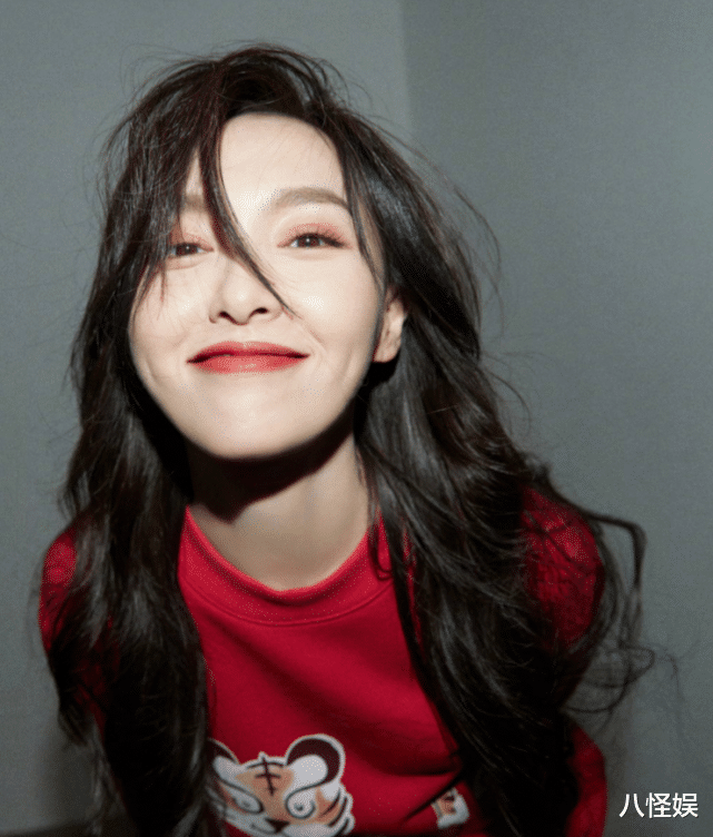 唐嫣|王冠晒与唐嫣合照,闺蜜俩收工后一起喝腊八粥,糖糖新造型超减龄