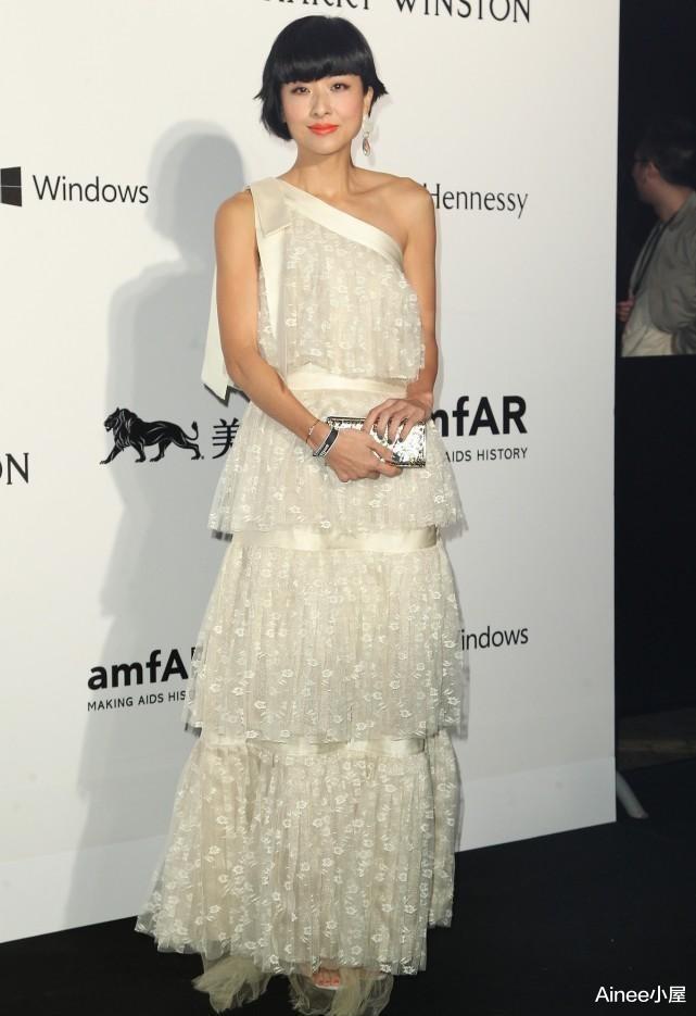 徐濠萦终于低调一回，斜肩蛋糕纱裙挺清新，配异形耳环挺特别的