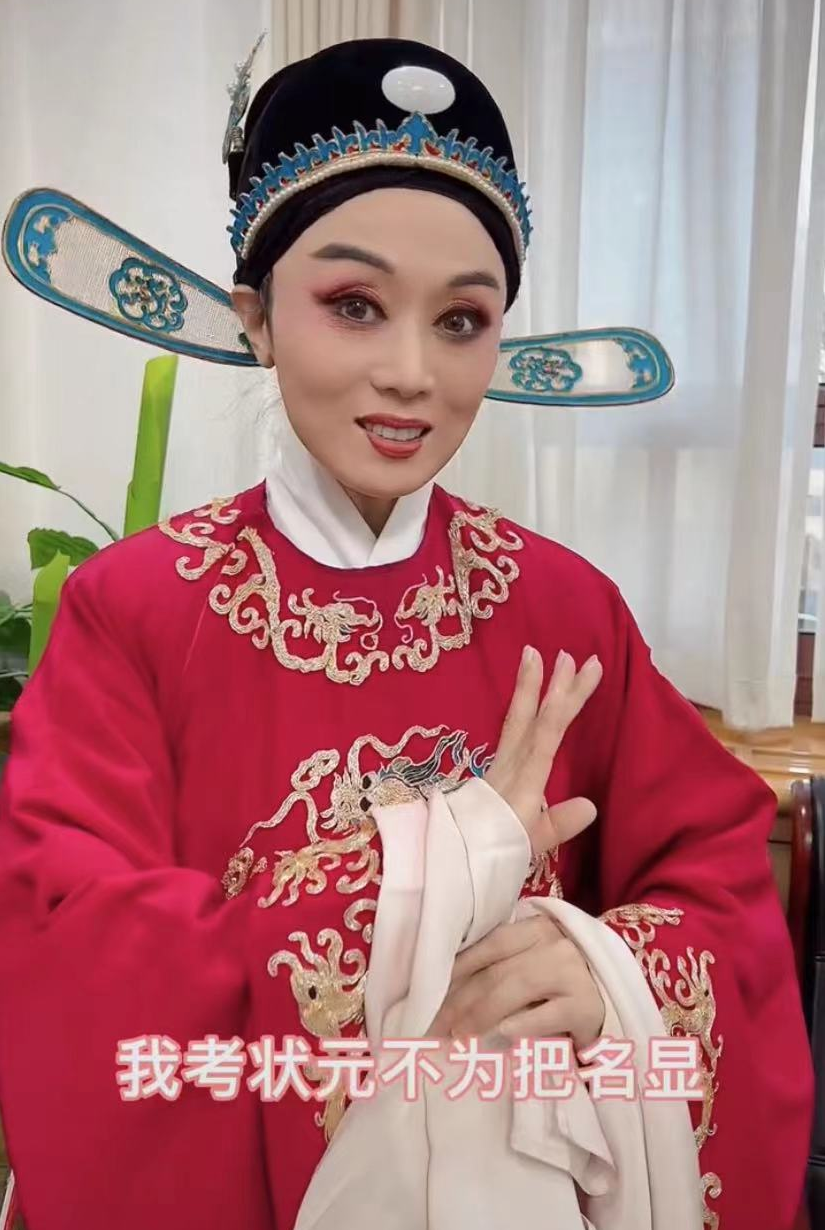 吴琼|60岁吴琼晒照意外遭网暴！穿红戴绿在海边开心歌舞，被批不合时宜