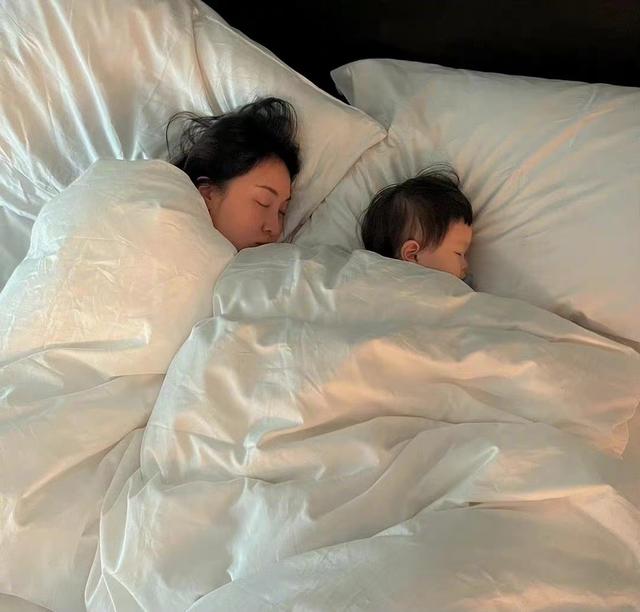 杨祐宁|41岁全能演员杨祐宁的家，百万床垫复古家具超级有品味，被圈粉了