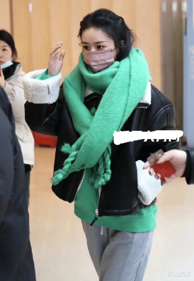 赵丽颖|赵丽颖参加春晚彩排,中指大钻戒抢眼,男星默默为她点赞