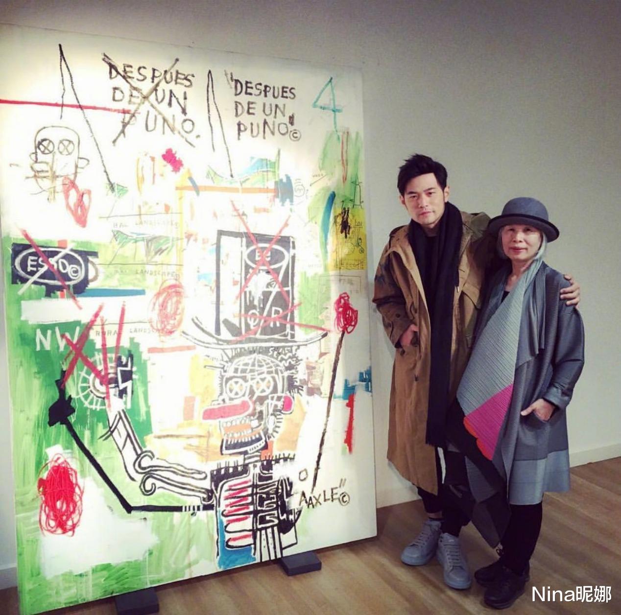 周杰伦|周杰伦妈妈真会打扮!年过花甲穿大衣戴礼帽,母子同框眼睛似烙饼